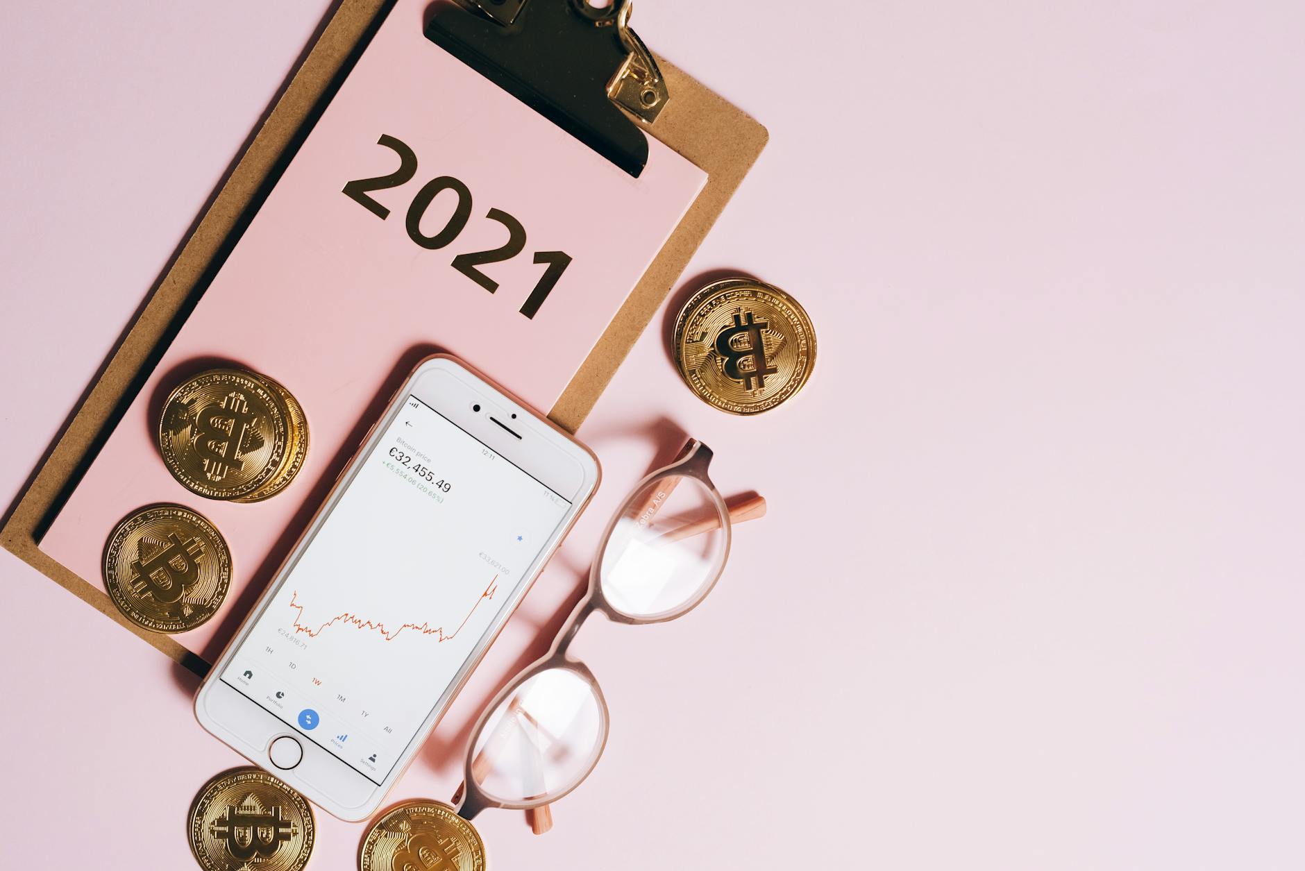 Smartfon, monety i wykresy finansowe symbolizujące analizę wartości Suzuki