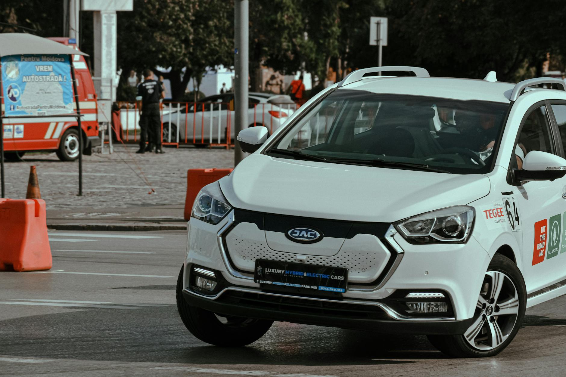 Tesla Model 3 podczas miejskiego przejazdu pokazująca zwrotność i przyspieszenie