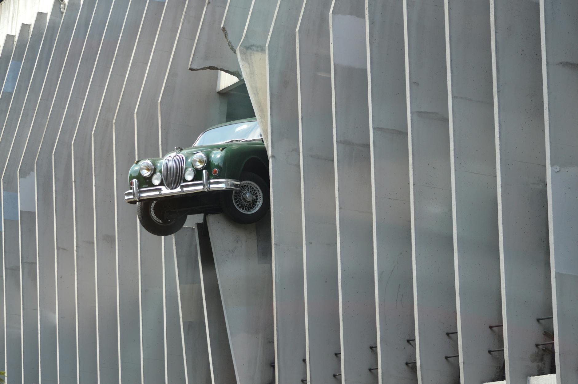 Zielony klasyczny Chevrolet na tle nowoczesnej architektury