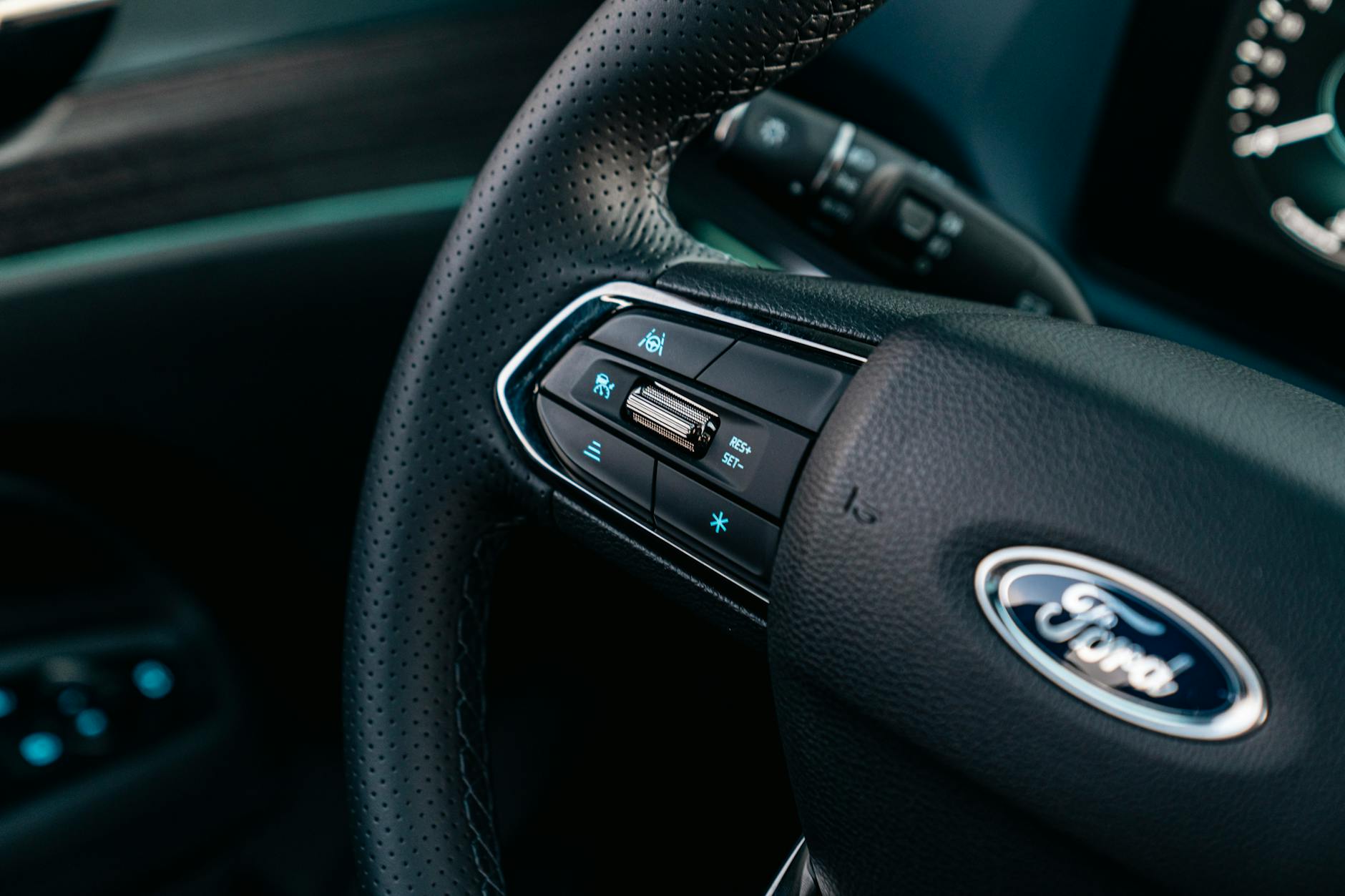Kierownica Volkswagena z przyciskami sterowania tempomatem