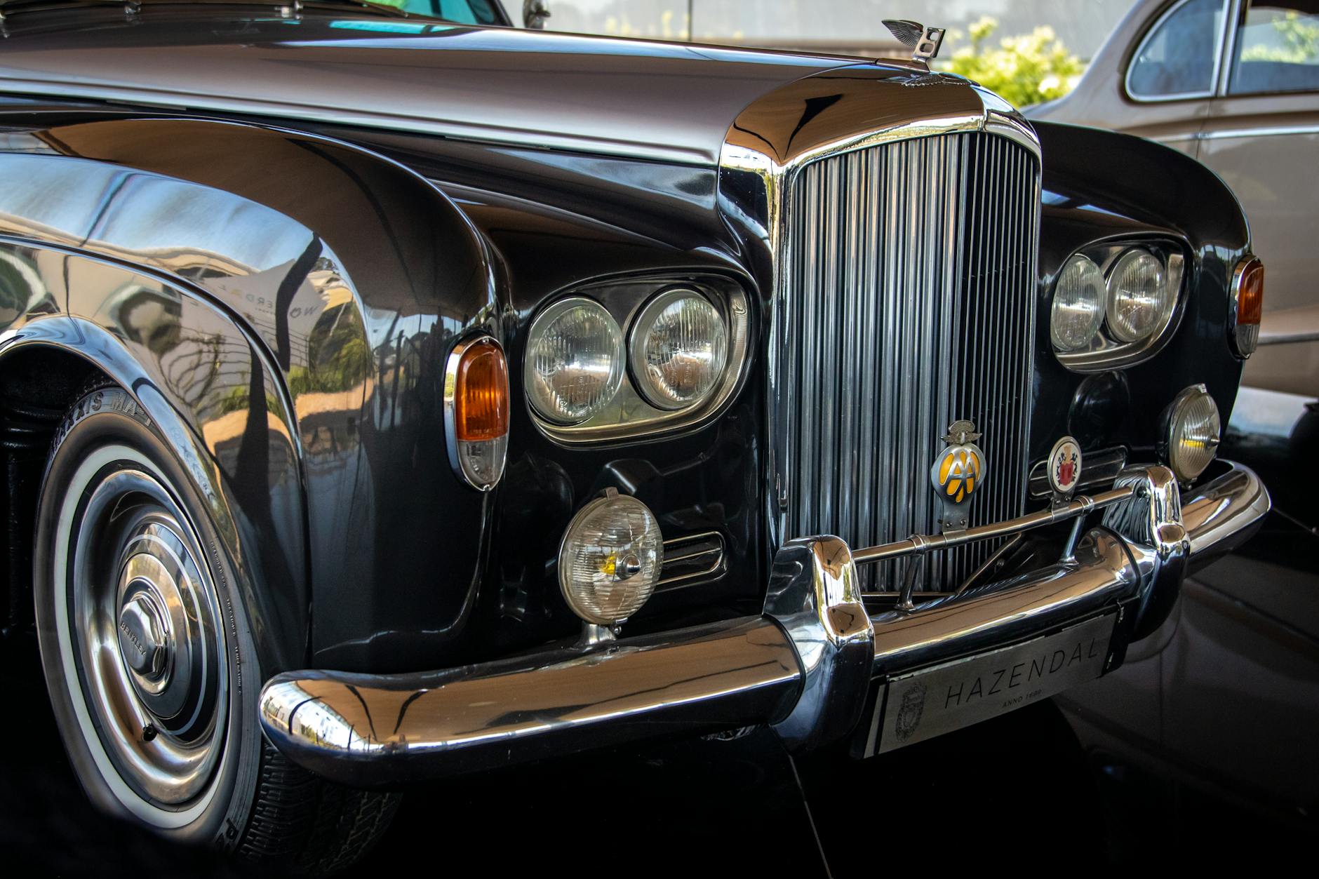 Zbliżenie na klasycznego czarnego Bentleya o ponadczasowym charakterze