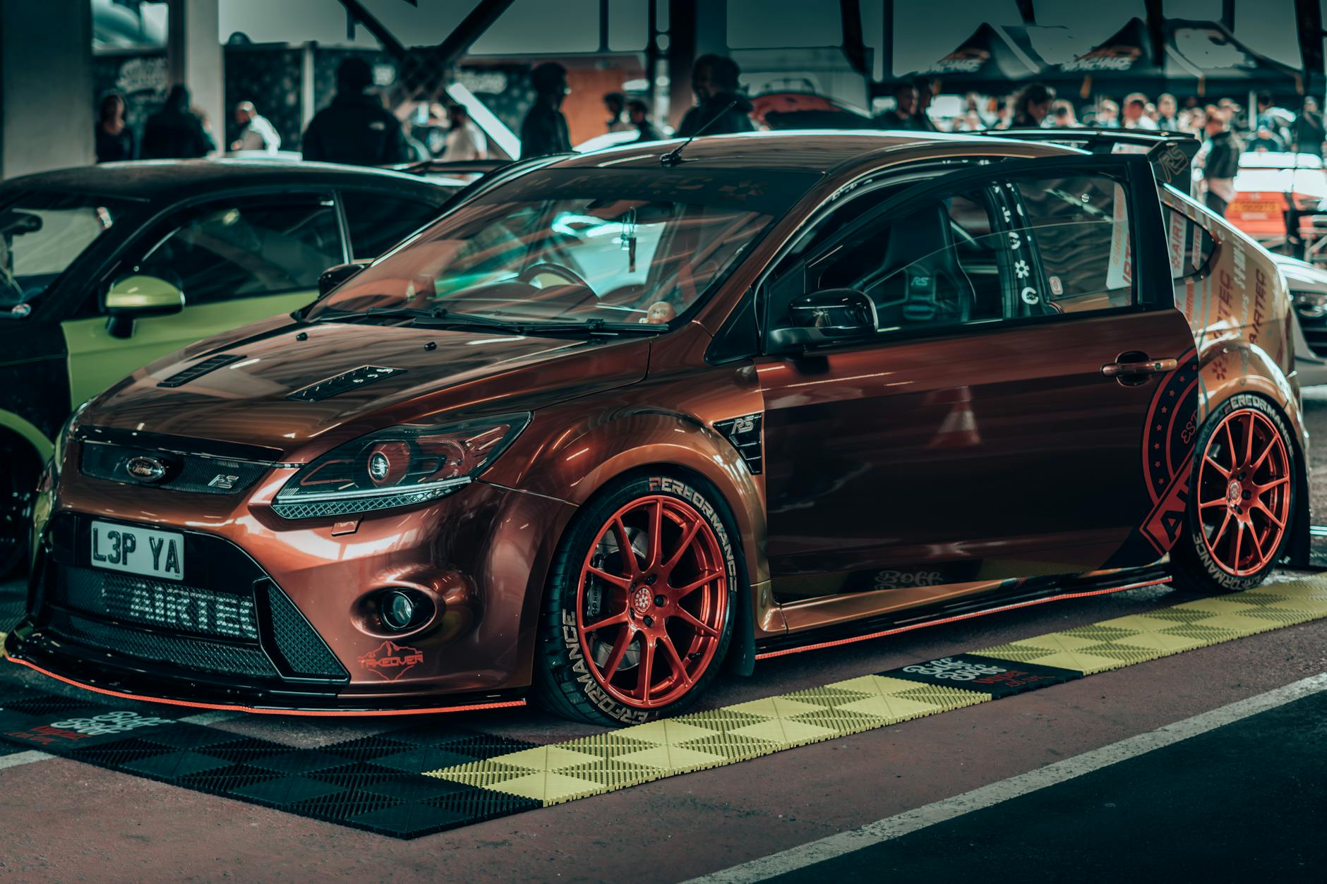 Brązowe sportowe auto po tuningu na pokazie motoryzacyjnym