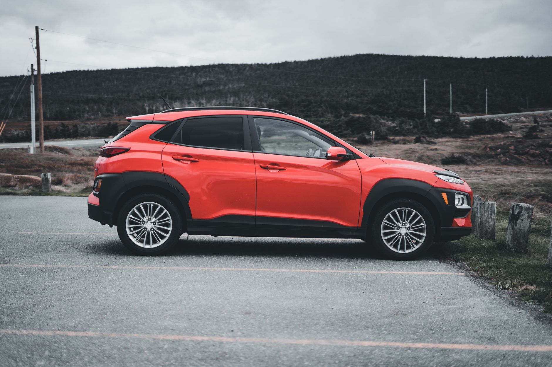Czerwony miejski SUV Toyoty zaparkowany na zewnątrz w pochmurny dzień