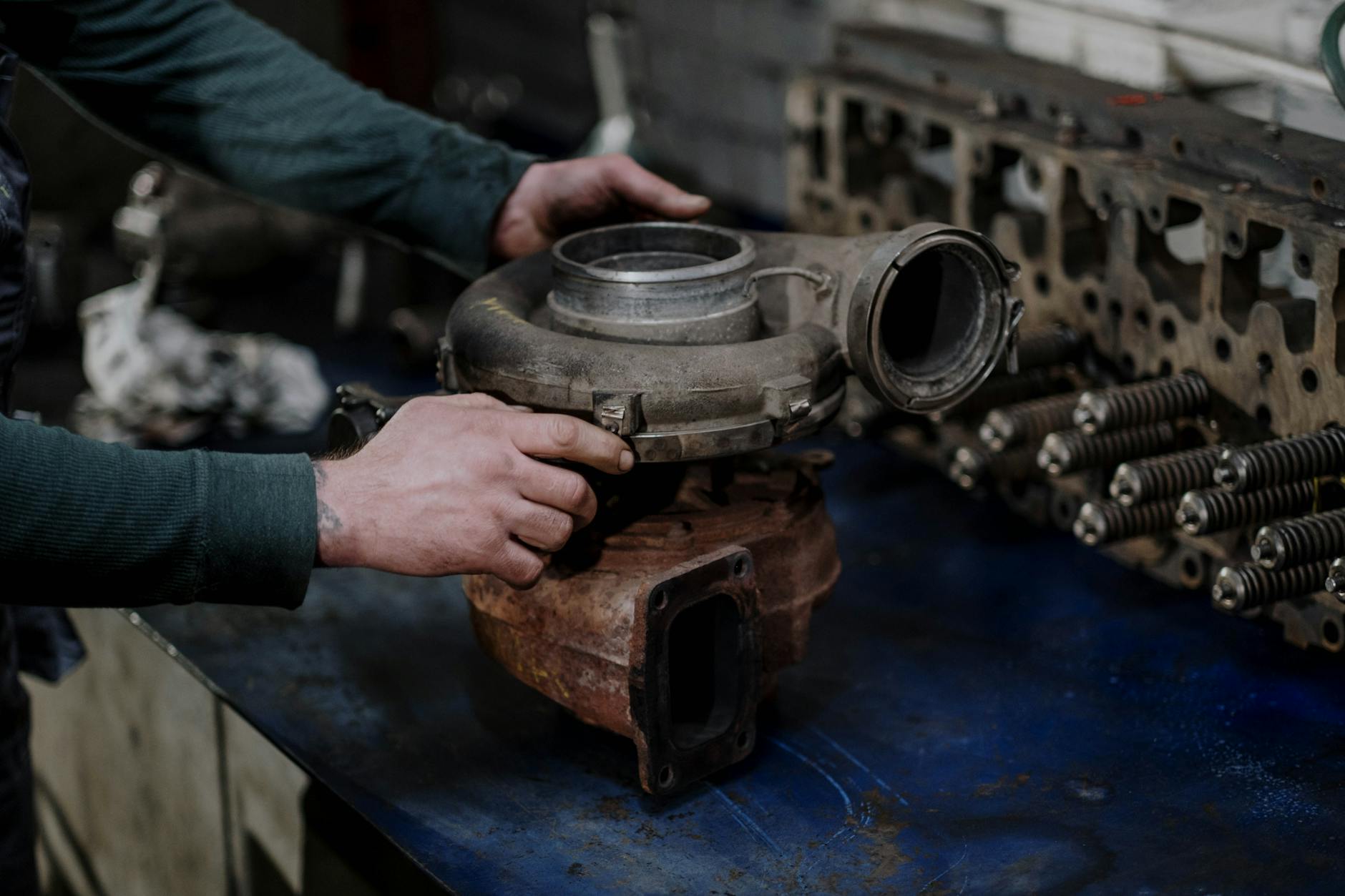 Mechanik naprawiający turbosprężarkę Renault w warsztacie Mechanik naprawiający turbosprężarkę Renault w warsztacie