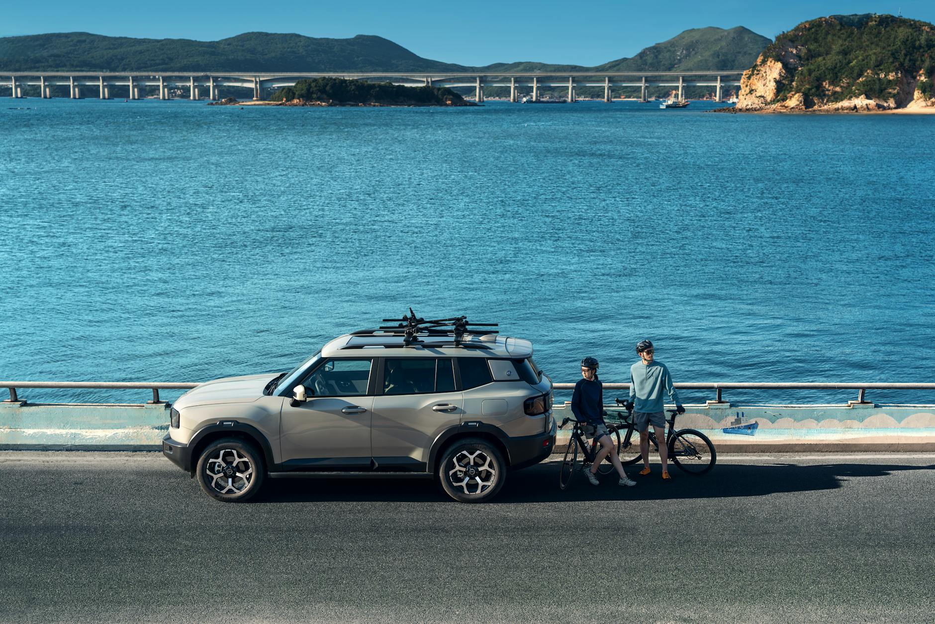 Mitsubishi Outlander zaparkowany nad morzem z rowerami na bagażniku