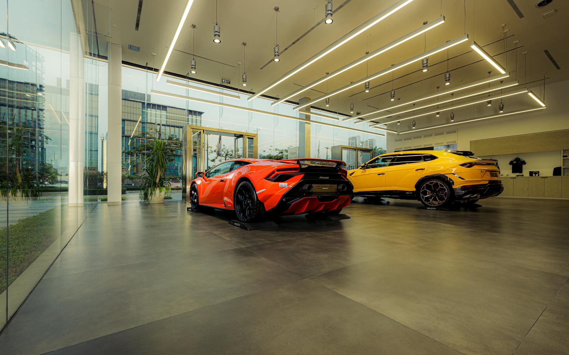 Salon luksusowych aut sportowych z Lamborghini w nowoczesnym wnętrzu