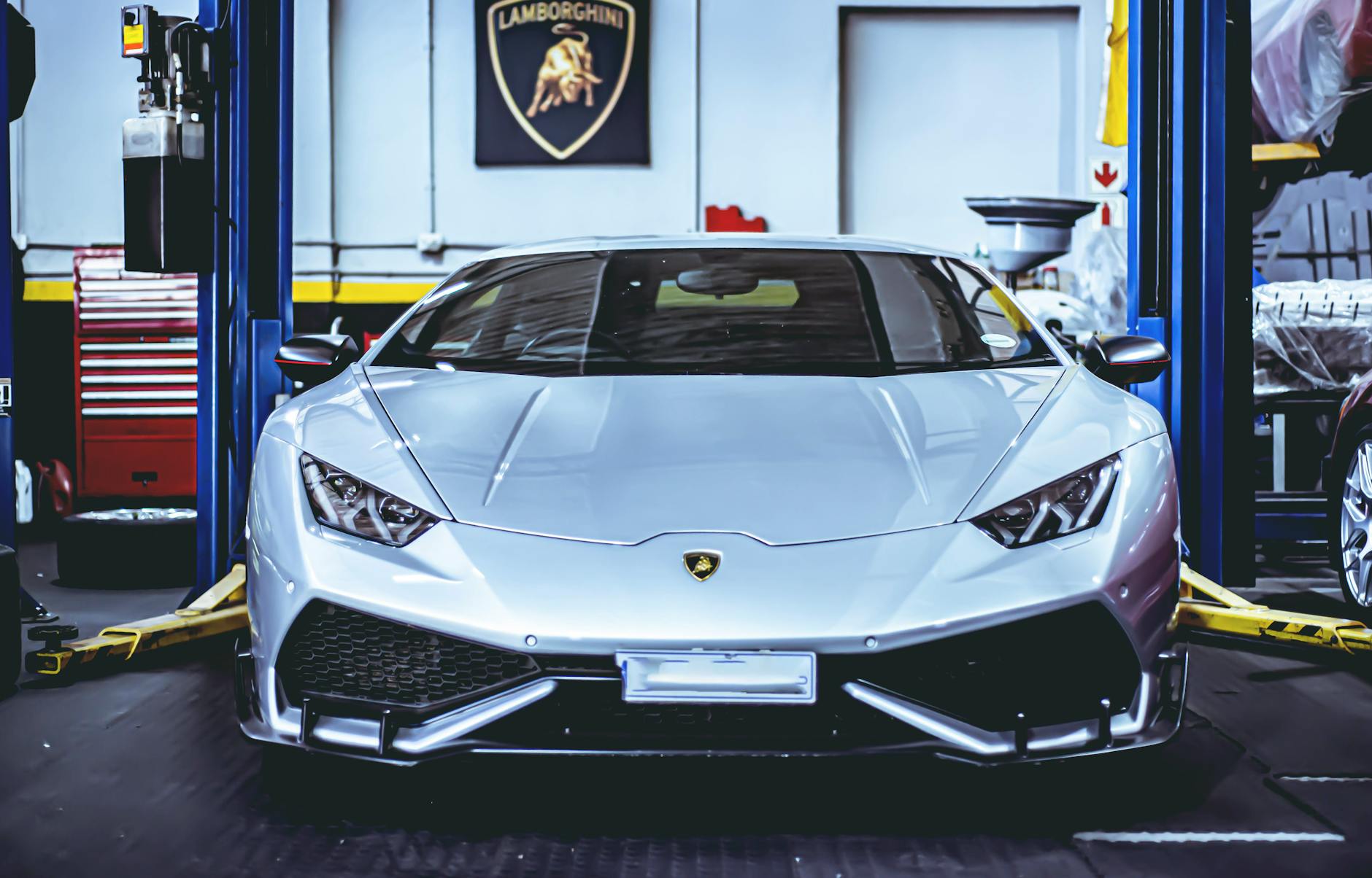 Lamborghini Huracan od frontu w warsztacie samochodowym