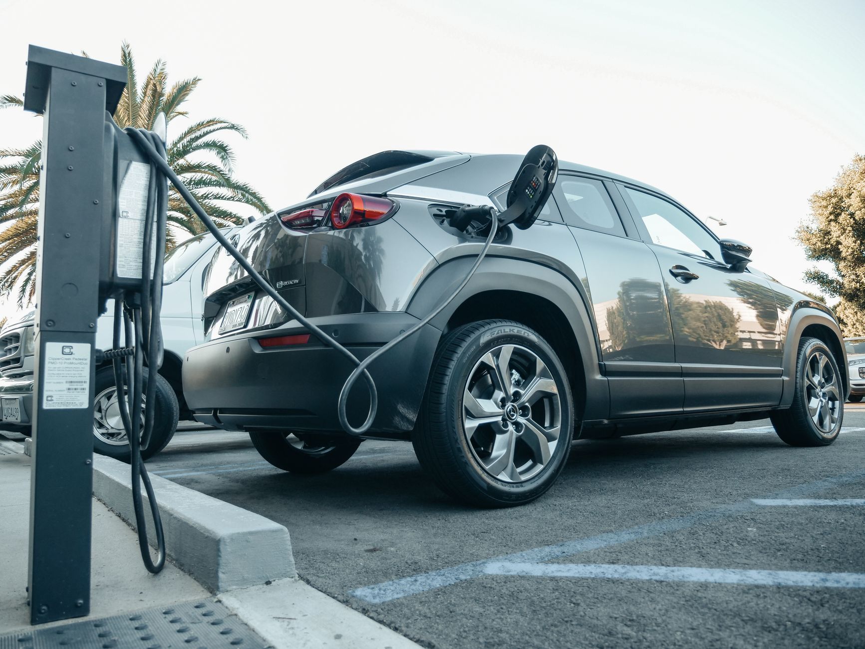 Mitsubishi Eclipse Cross PHEV ładowany przy zewnętrznej stacji w dzień