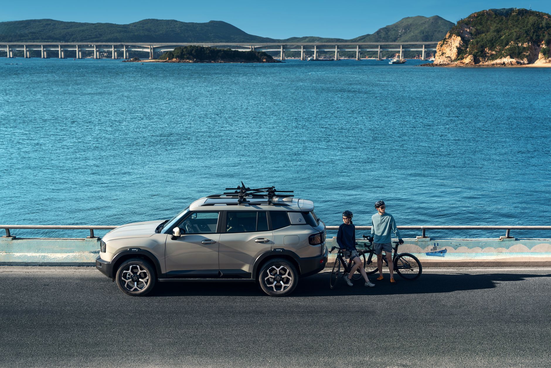 Mitsubishi Eclipse Cross PHEV z rowerami zaparkowany nad morzem