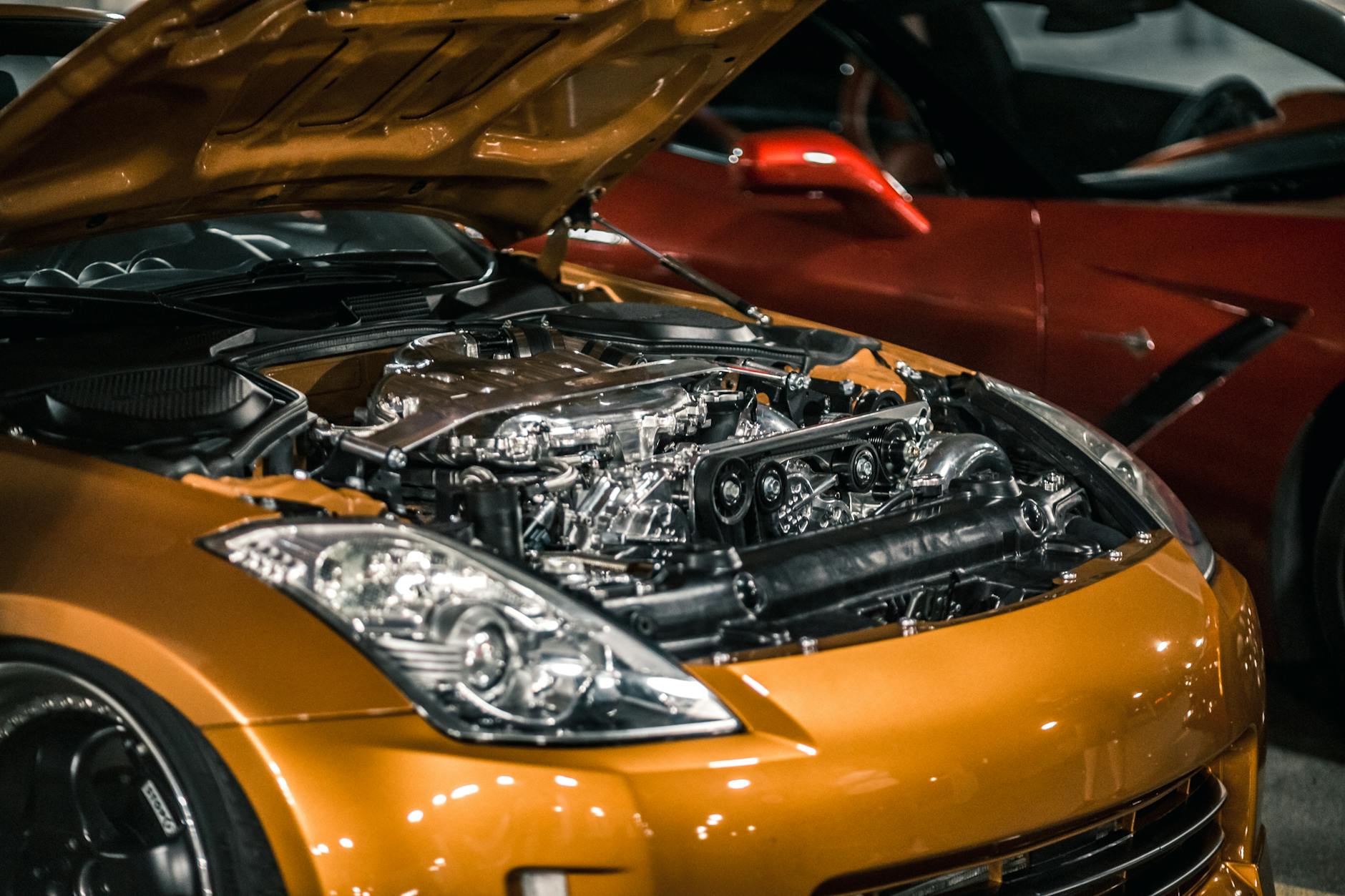 Silnik Porsche 911 pod otwartą maską na parkingu