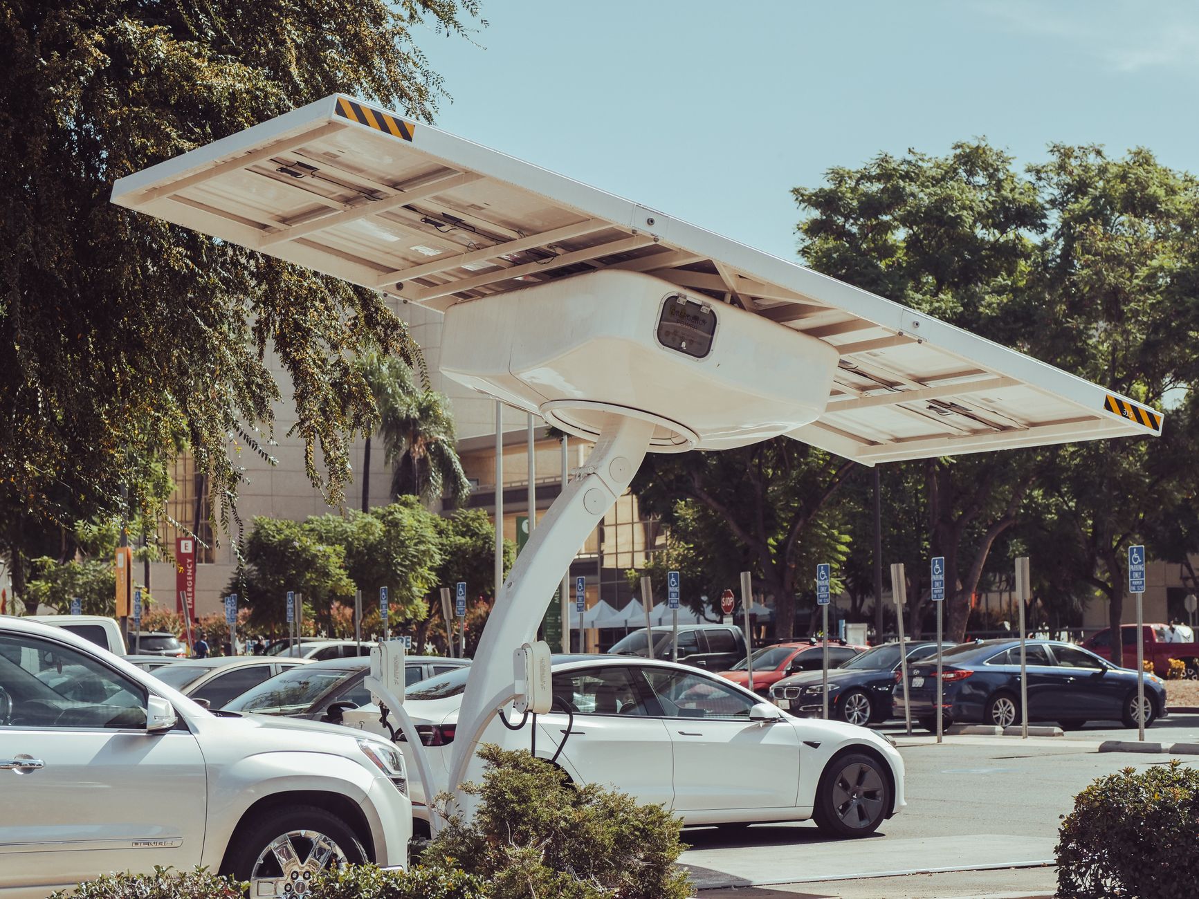 Stacja ładowania auta elektrycznego zasilana panelami słonecznymi