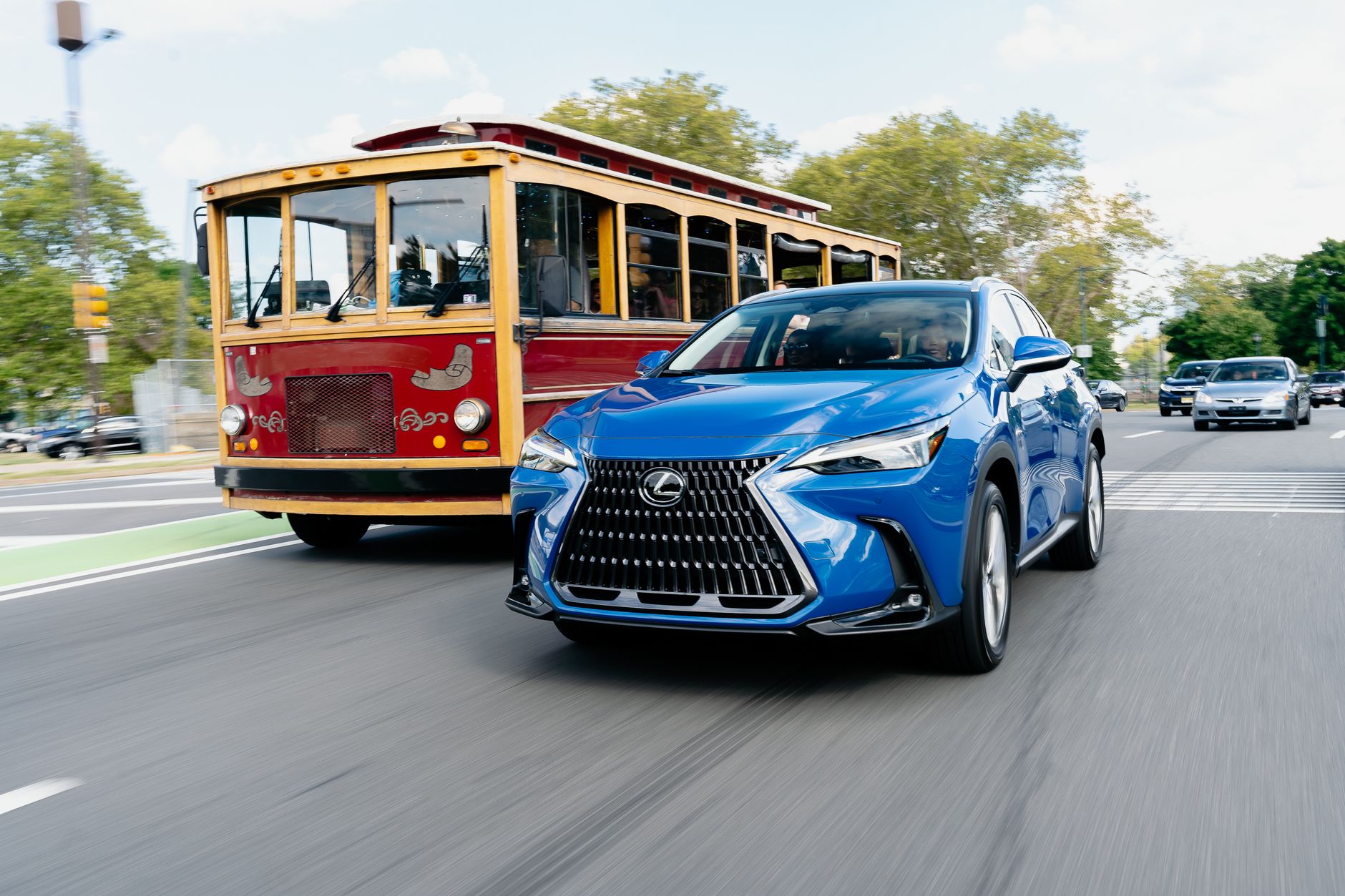 Lexus UX czy NX? Porównanie miejskich SUV‑ów premium dla kierowców z dużych miast