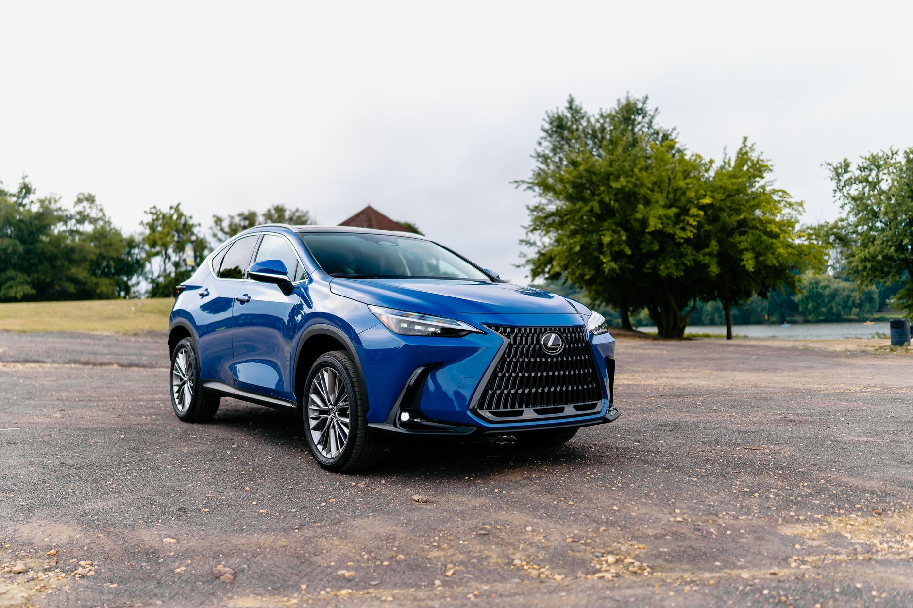 Lexus UX czy NX? Porównanie miejskich SUV‑ów premium dla kierowców z dużych miast