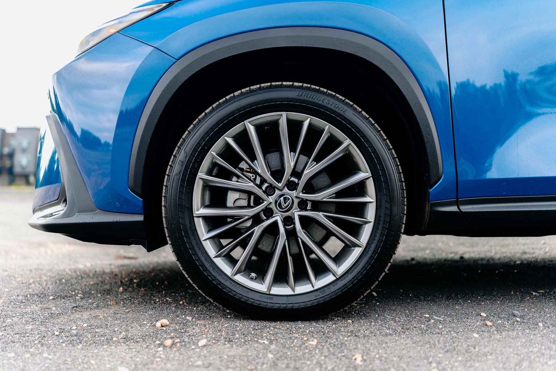 Lexus UX czy NX? Porównanie miejskich SUV‑ów premium dla kierowców z dużych miast