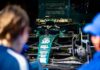 Samochód Formuły 1 Aston Martin przygotowywany w garażu zes