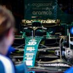 Samochód Formuły 1 Aston Martin przygotowywany w garażu zes