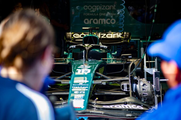 Samochód Formuły 1 Aston Martin przygotowywany w garażu zes