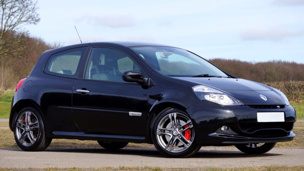 Czarny Renault Clio RS zaparkowany w malowniczym