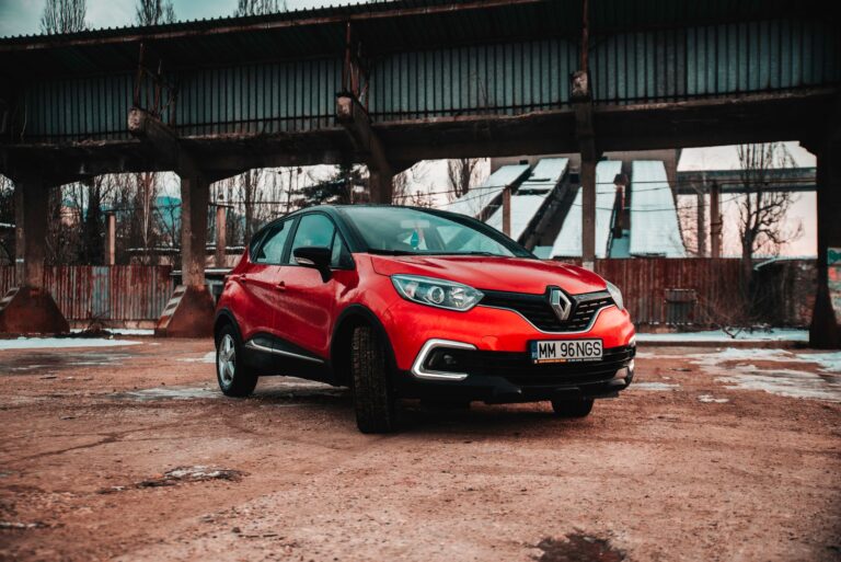 Czerwone Renault Captur zapark