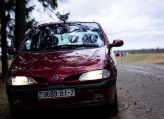 Czerwone Renault Scenic II na wiejskiej drodze