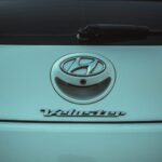 Emblemat Hyundai Veloster na tylnej