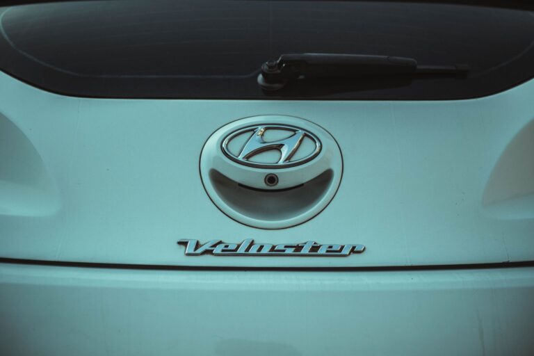 Emblemat Hyundai Veloster na tylnej