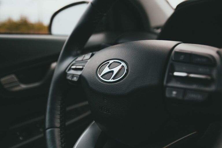 Kierownica samochodu Hyundai z widocznym logo i detalami wykończenia