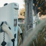 Stacja ładowania samochodu elektrycznego w otoczeniu natury